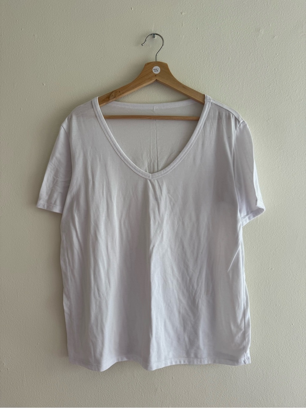Alo Yoga v neck tshirt white medium